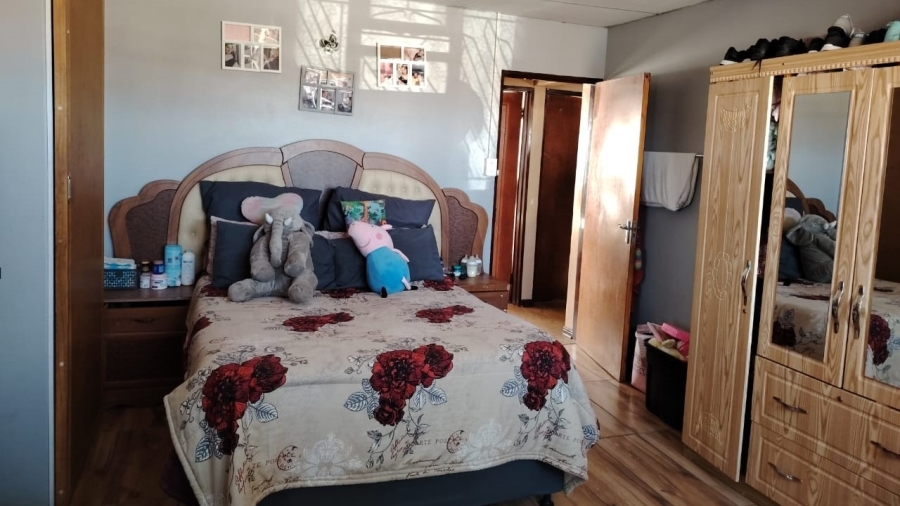 To Let 4 Bedroom Property for Rent in Louwville Western Cape